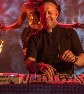 El “cura DJ” que es furor en el mundo homenajeará al Papa Francisco con un show gratuito en Plaza de Mayo