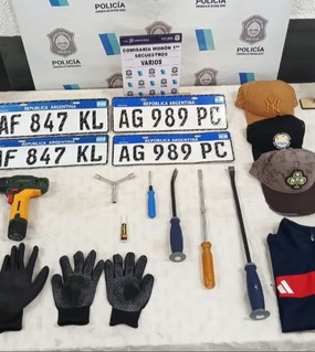 Hicieron una entradera, chocaron en la fuga y los detuvieron