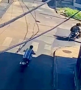 Se conocieron las imágenes del momento en que motochorros mataron a un policía para robarle