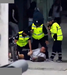 Robó una cartera de un auto y un agente municipal le hizo un tackle para detenerlo 