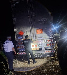 Los detuvieron en la frontera con 35 toneladas de químicos para un laboratorio clandestino: dos chóferes bolivianos detenidos 