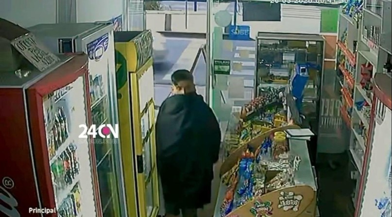 Enfrentó al “ladrón de la capa” con una cuchilla y él se burló de ella antes de huir- Enfrentó al “ladrón de la capa” con una cuchilla y él se burló de ella antes de huir