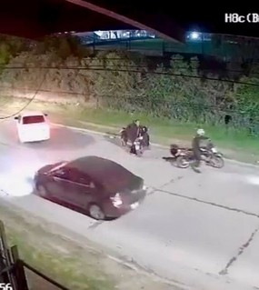 Se le tiró encima, lo hizo caer de la moto junto a su hijo de 7 años y huyó