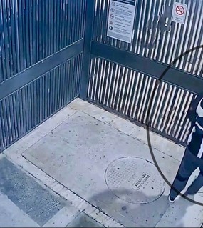 Los “rompeportones”: forzaban accesos a garajes para robar en edificios