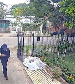 “En el nombre de Jesús”: pidió clemencia como si fuera a bendecirlos y le robaron el auto