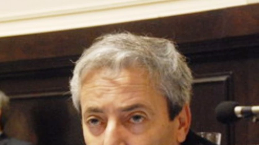 "El medio aguinaldo se va a pagar en patacones"
