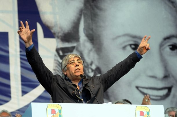 Moyano busca "puentes" con los intendentes