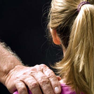 Perverso snuff: desnudaba a su hija para filmarla