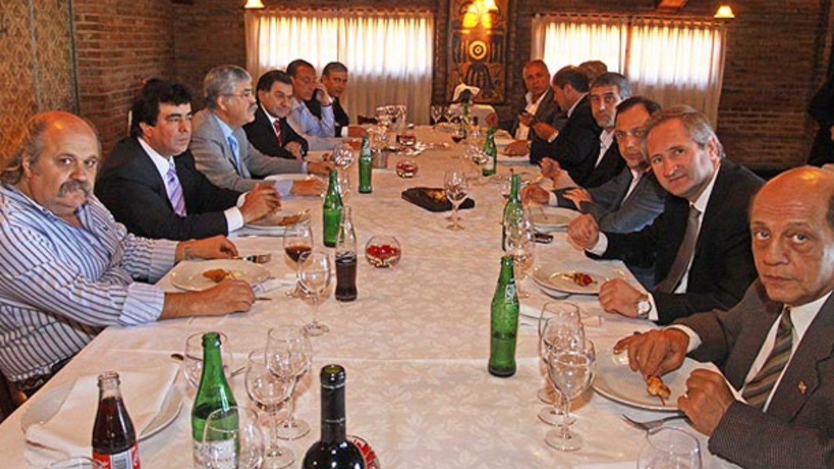 Con toallón y en chancletas, se reúne la "tropa" del PJ