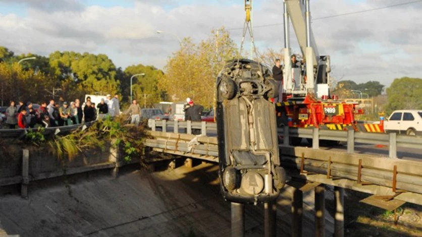 Un auto cayó en las vías desde un puente