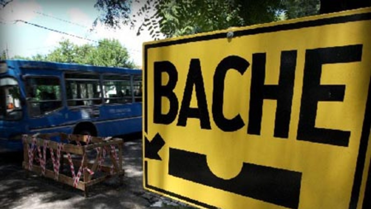 Cae un auto dentro de un bache en plena ciudad