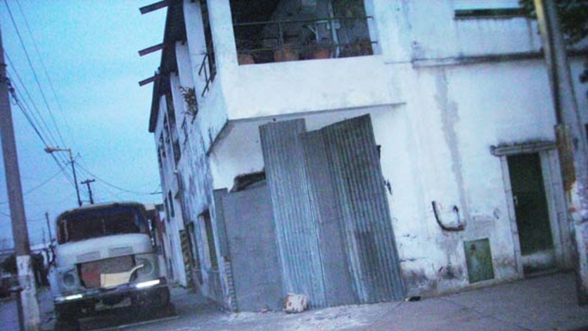 Le robaron, salió a cazarlos, pero se incrustó adentro de una casa y murió
