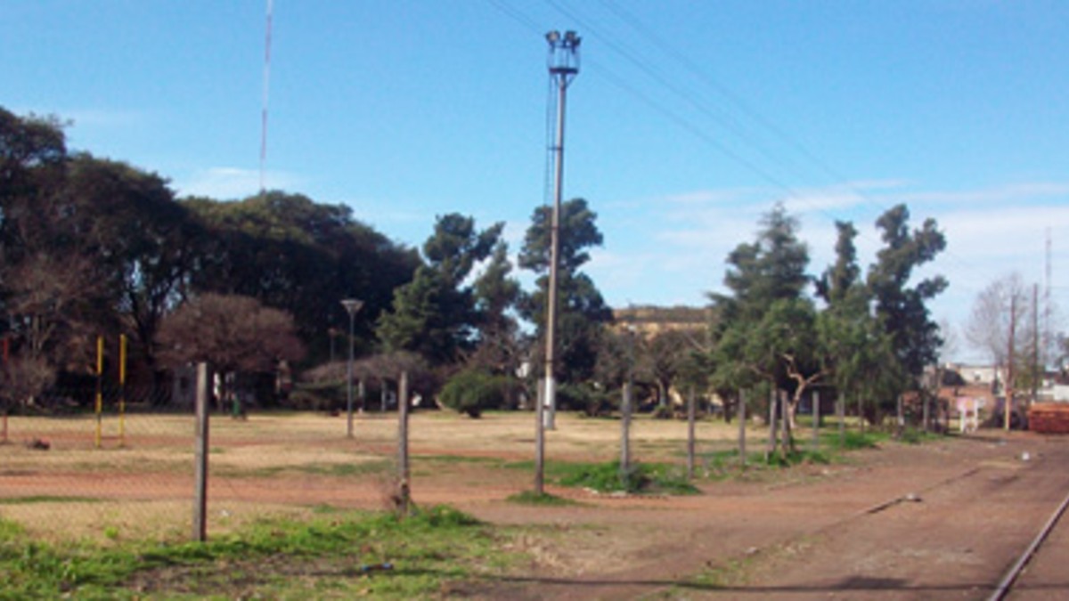 Quieren construir una cochera sobre una plaza de juegos
