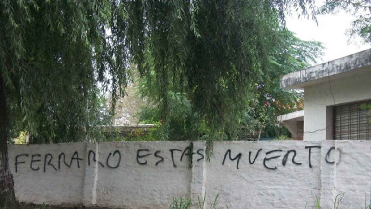 Amenazan a un candidato y le matan a su perro