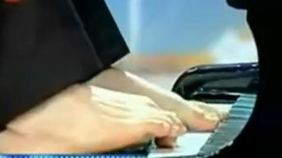 Pianista sin brazos conmueve a todos tocando con los pies