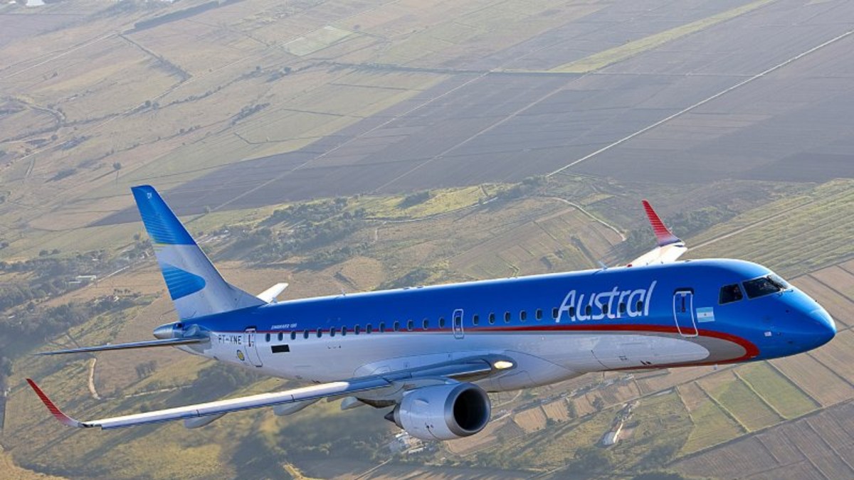 Austral presenta su primer vuelo femenino