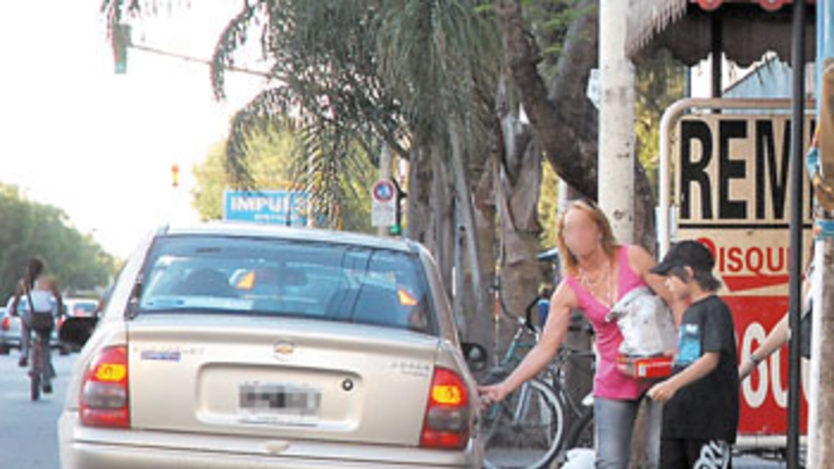 Subió a un remis y terminó muerta en un arroyo