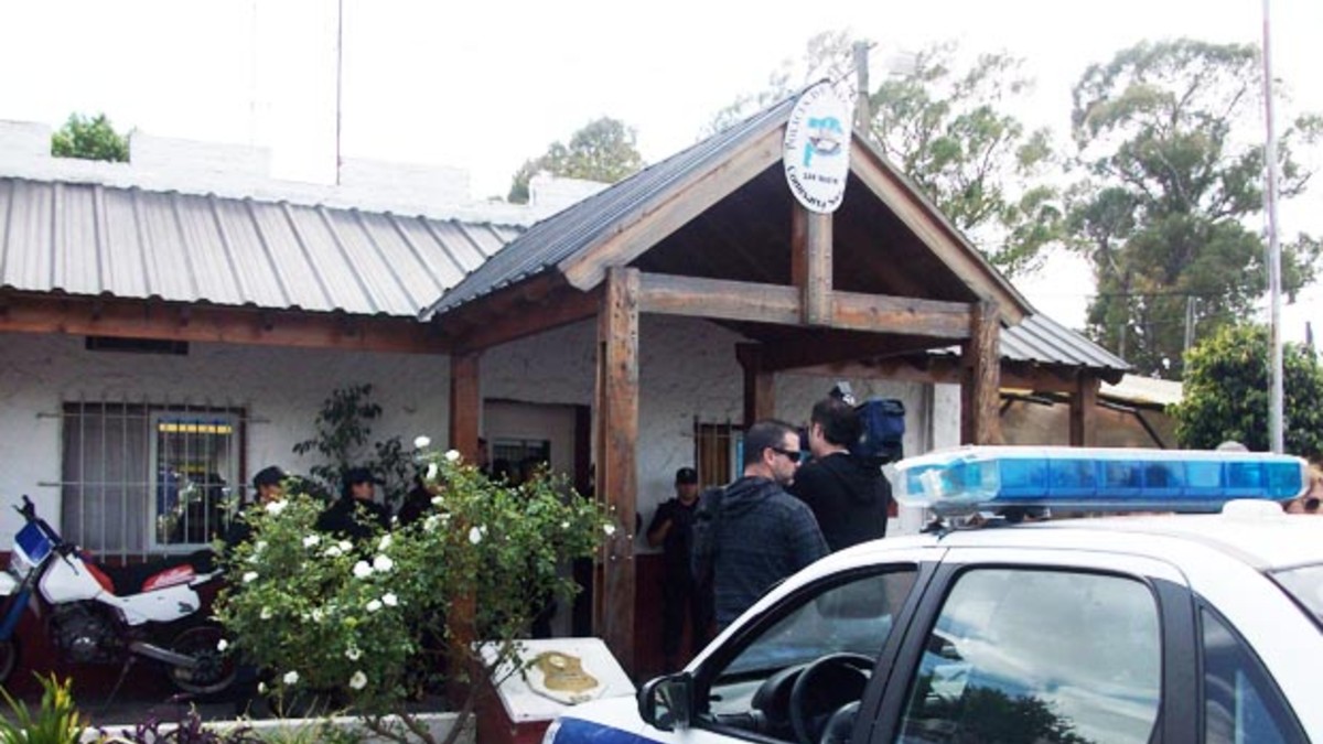 Secuestran a un comisario y lo liberan en Moreno