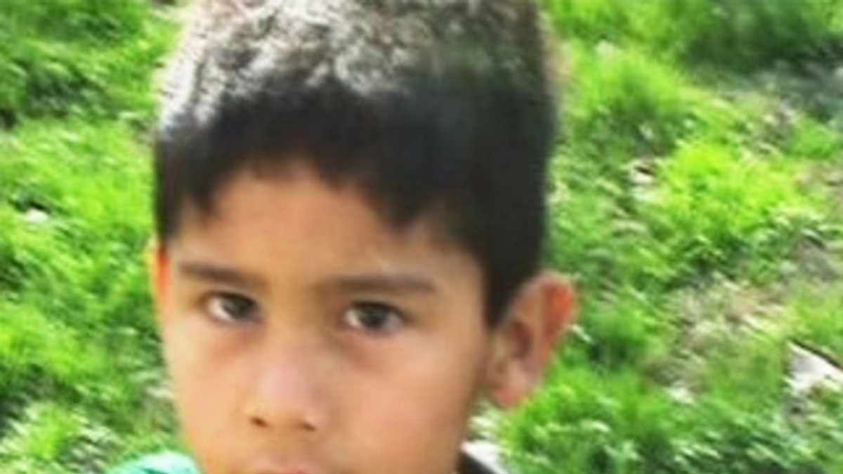 Tiene 7 años, es esclavo y padece cáncer por manipular veneno