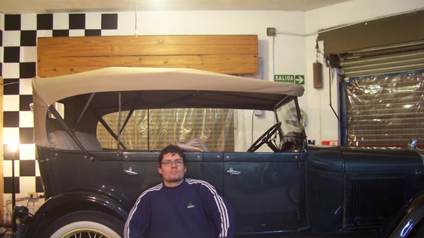El loco oficio de Chollet: "tunea" autos con aguja