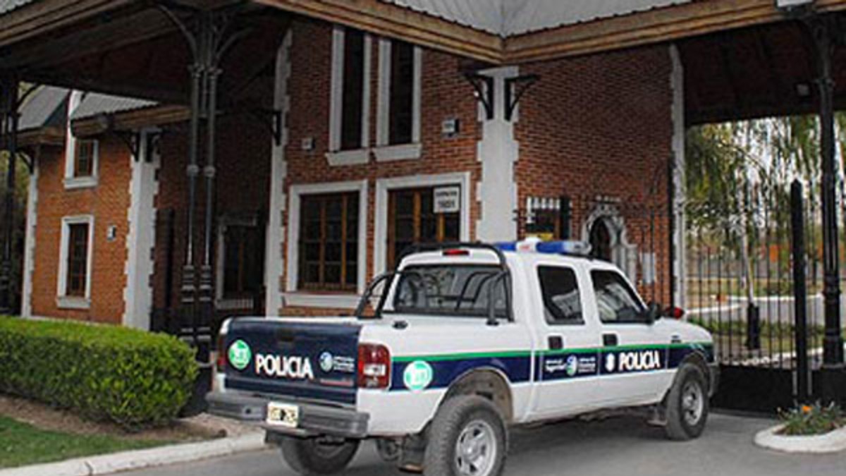 Desvalijan dos casas de un country vestidos de policías