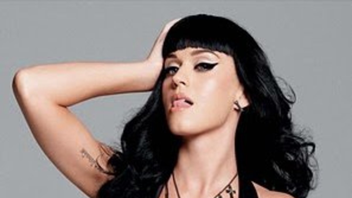 Katy Perry "enroscada" y a los besos en un recital
