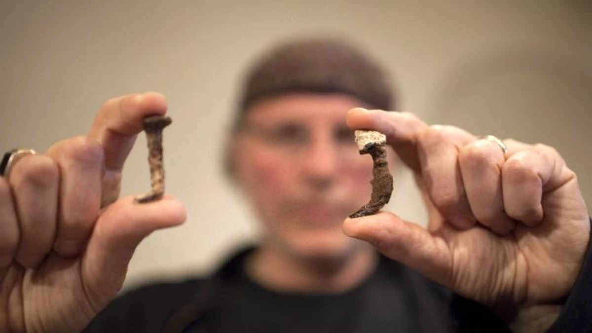 Asegura que encontró los clavos de la cruz de Jesús