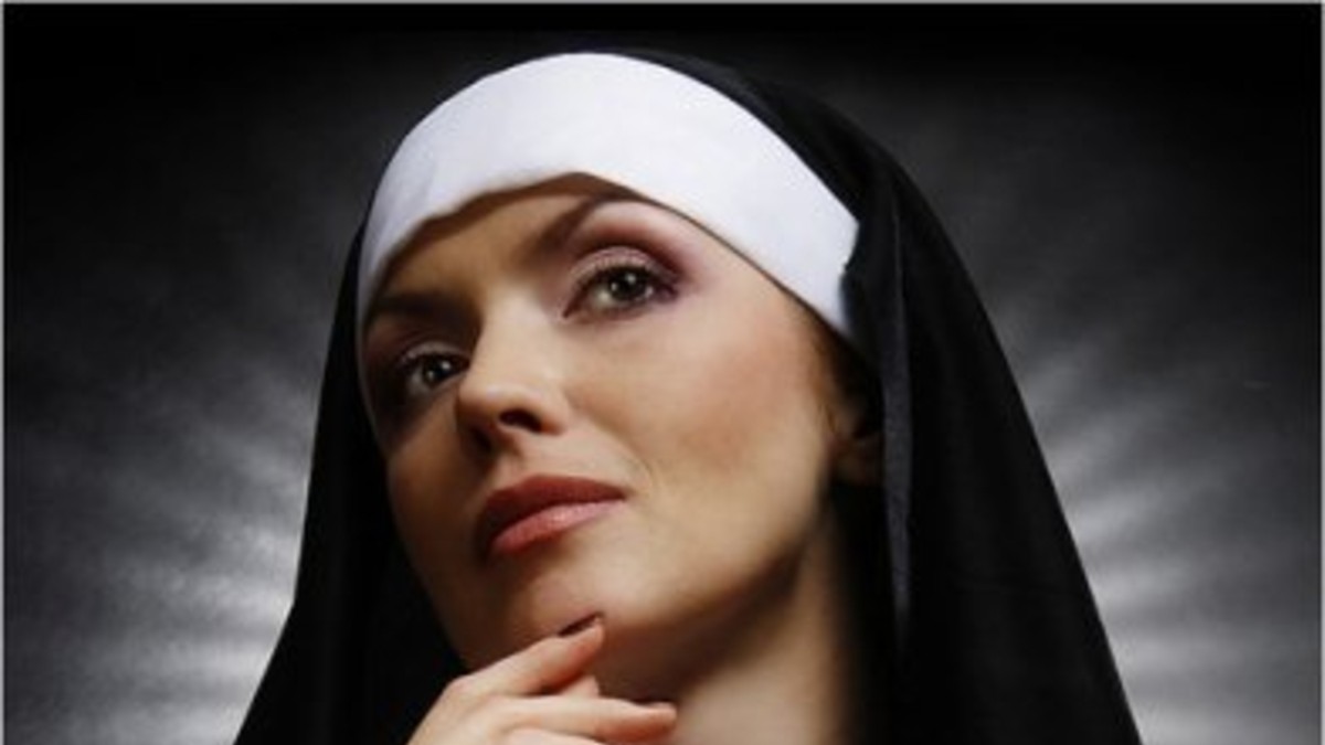 Cerrarán la iglesia de la "monja stripper" por inmoral