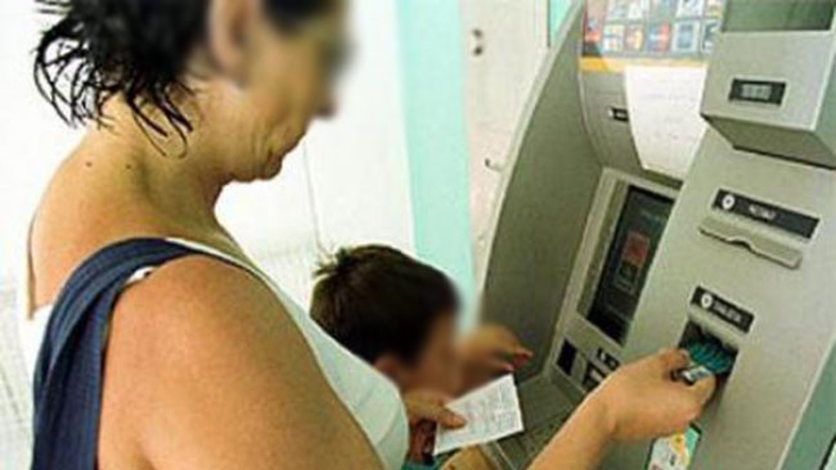 Empleados municipales cobraban planes sociales