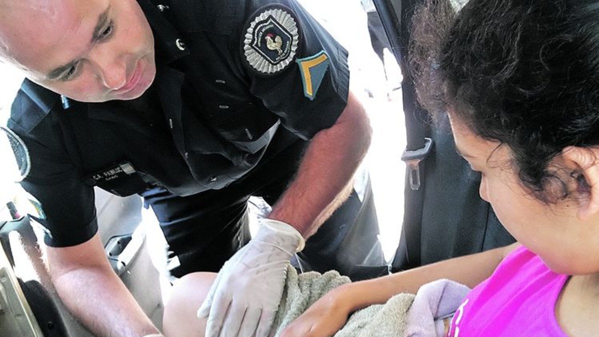Parió en la calle porque su remís chocó