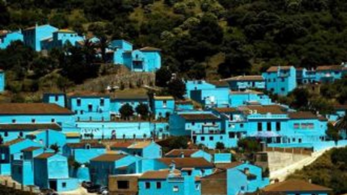 Transformaron un pueblo en la aldea de Los Pitufos