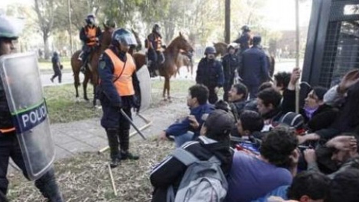 Se armó una batalla campal en una escuela de Ensenada