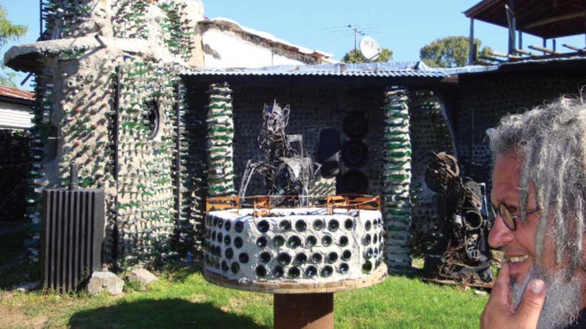 El artista de la "casa de botellas" llega al cine