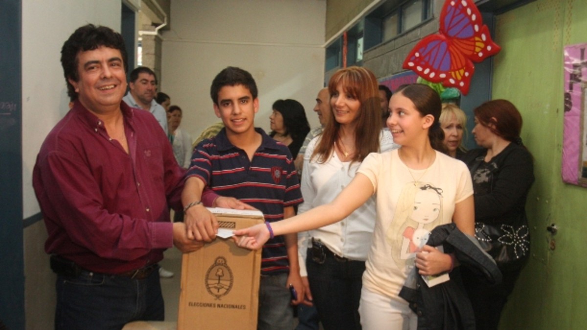 Espinoza votó con la camisa violeta que tiene desde 1991