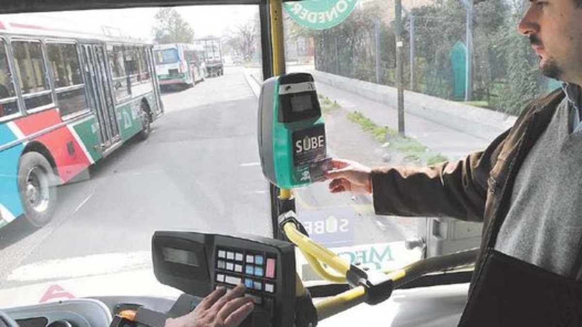 La máquina para recargar la SUBE en la calle