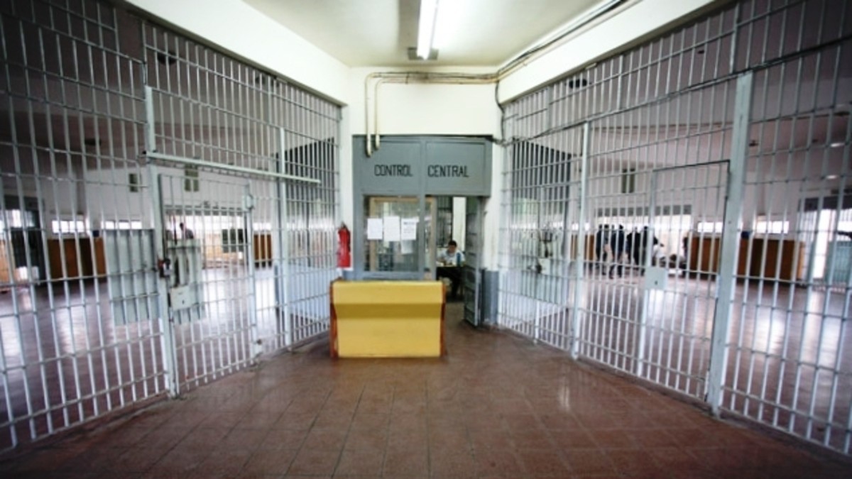 Le lanzó su bebé al guardia para escapar de la cárcel