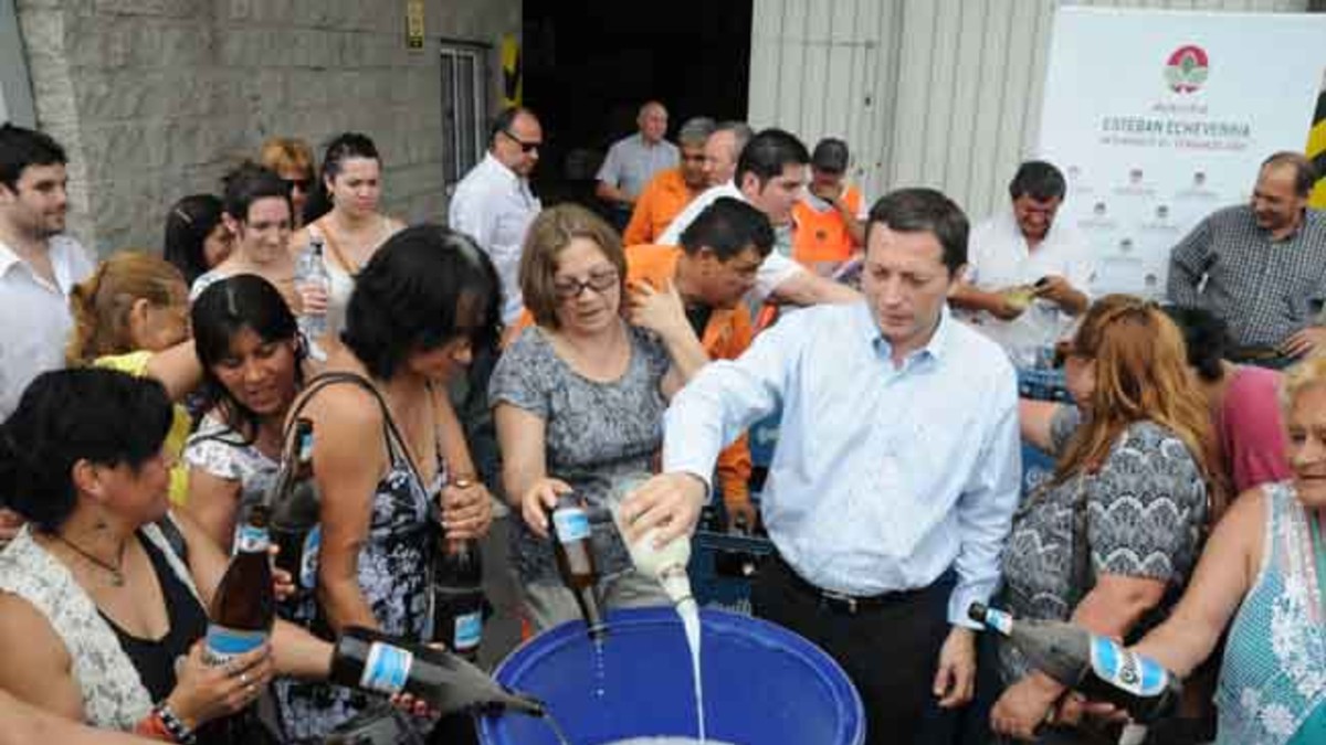 Decomisan y vuelcan 1500 litros de alcohol ilegal