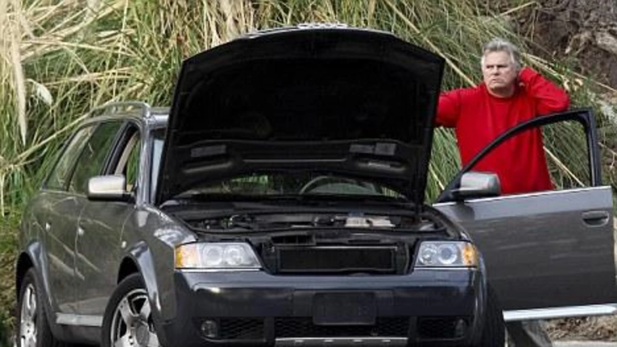 A MacGyver se le quedó el auto y no lo pudo arreglar