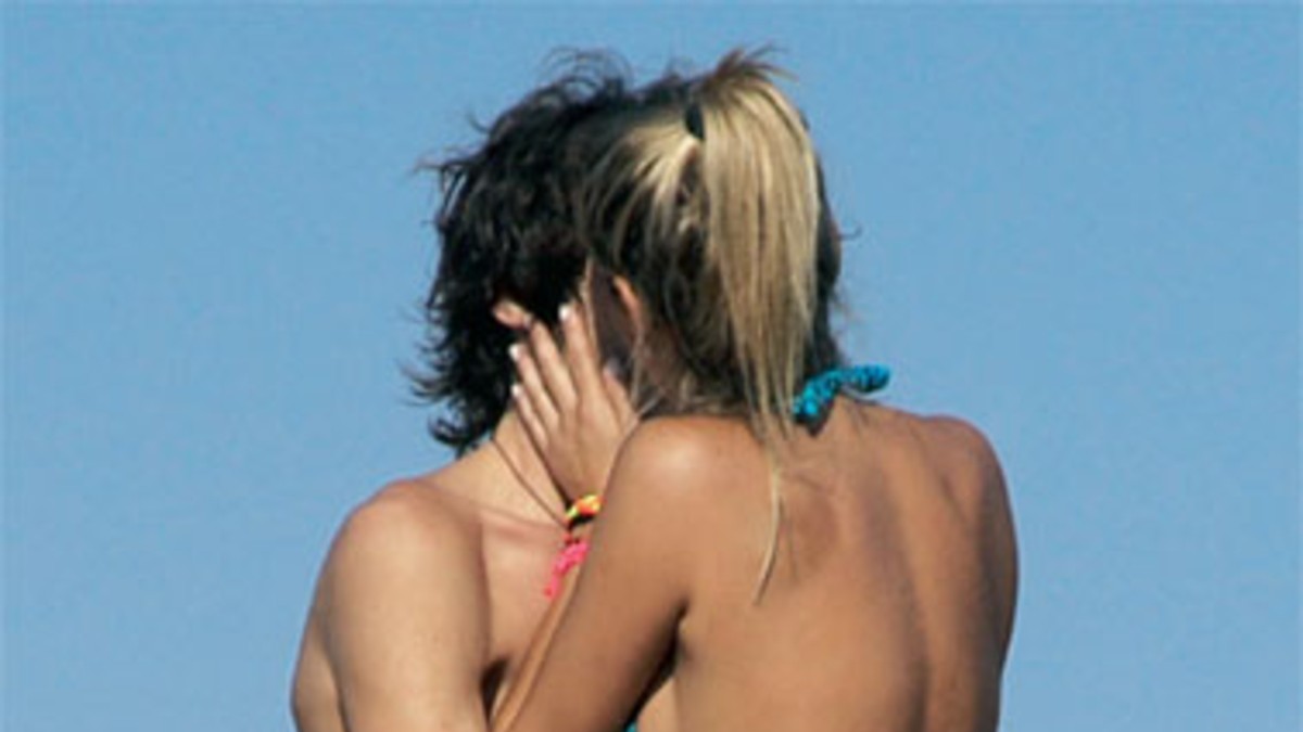 El novio de Silvina Luna, toquetón en la playa