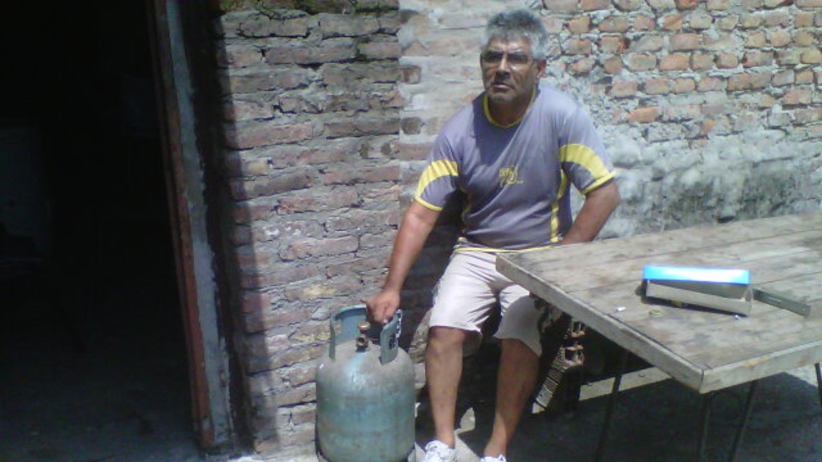 Se encadenó a una garrafa para evitar el desalojo