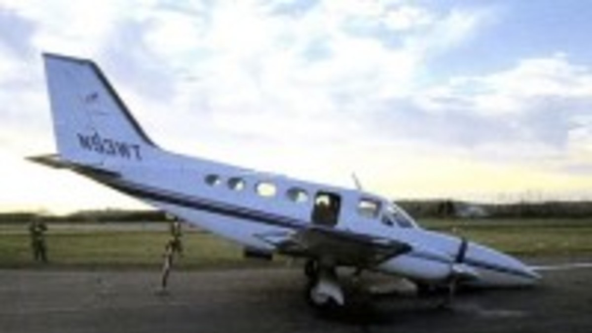 Falleció el piloto y el avión lo aterrizó una anciana