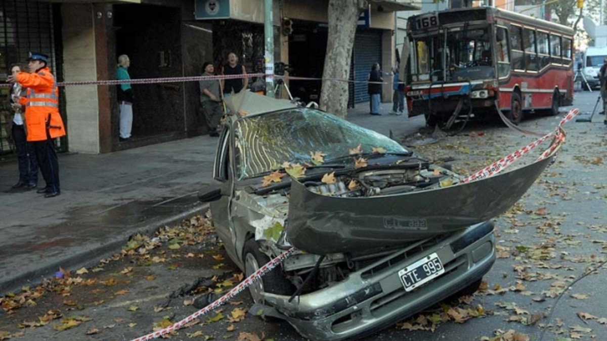 Colectivo chocó contra 2 autos y provocó 12 heridos