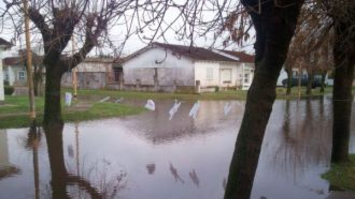 Desbordó un arroyo y Azul quedó cubierta de agua