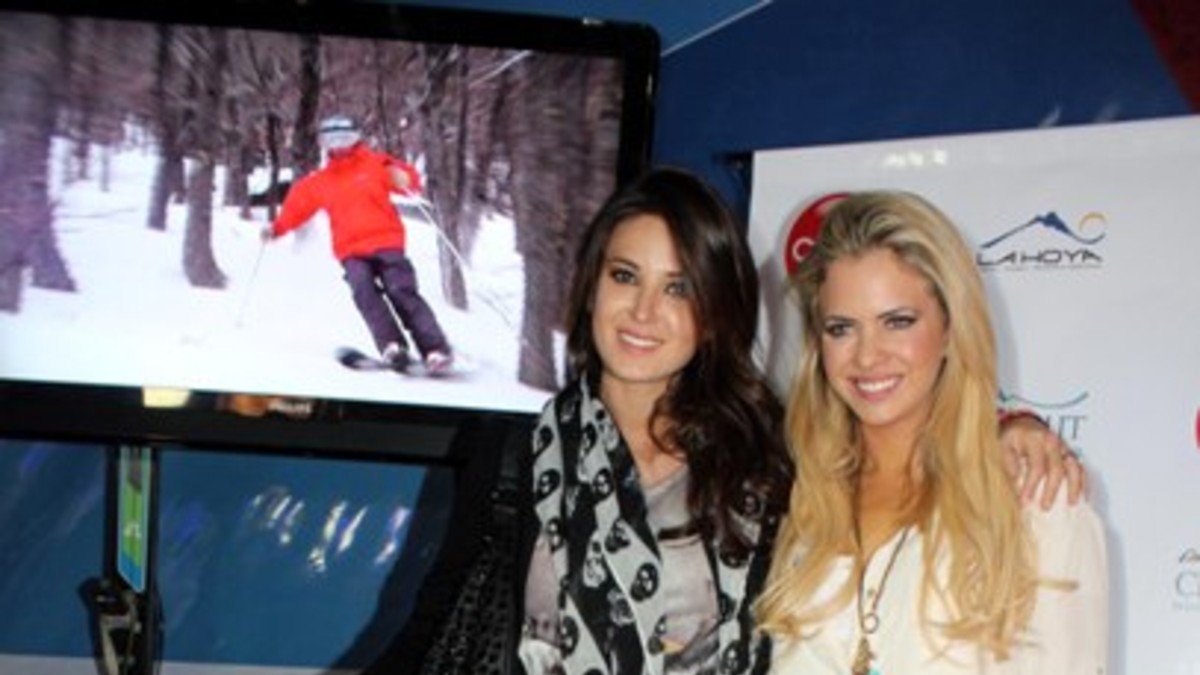 Dos bellezas entre nieve trucha y tablas de snowboard