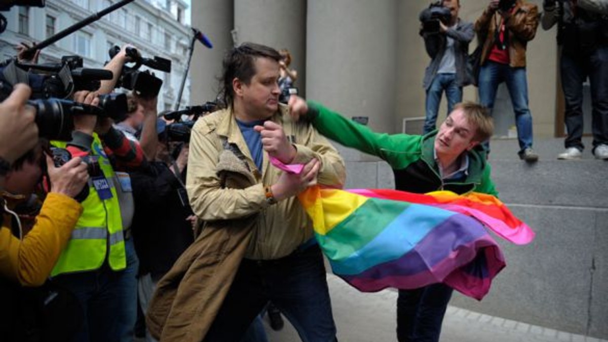 Una marcha del orgullo gay terminó a los "tortazos"