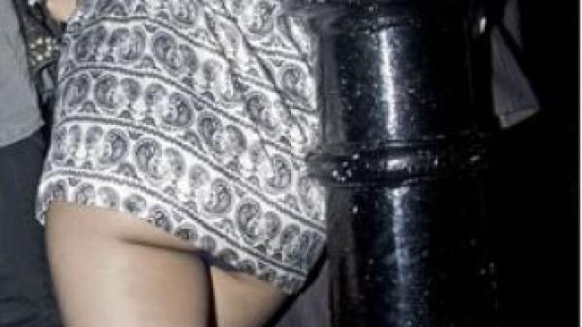 ¿A qué famosa se le subió la pollera y mostró de más?