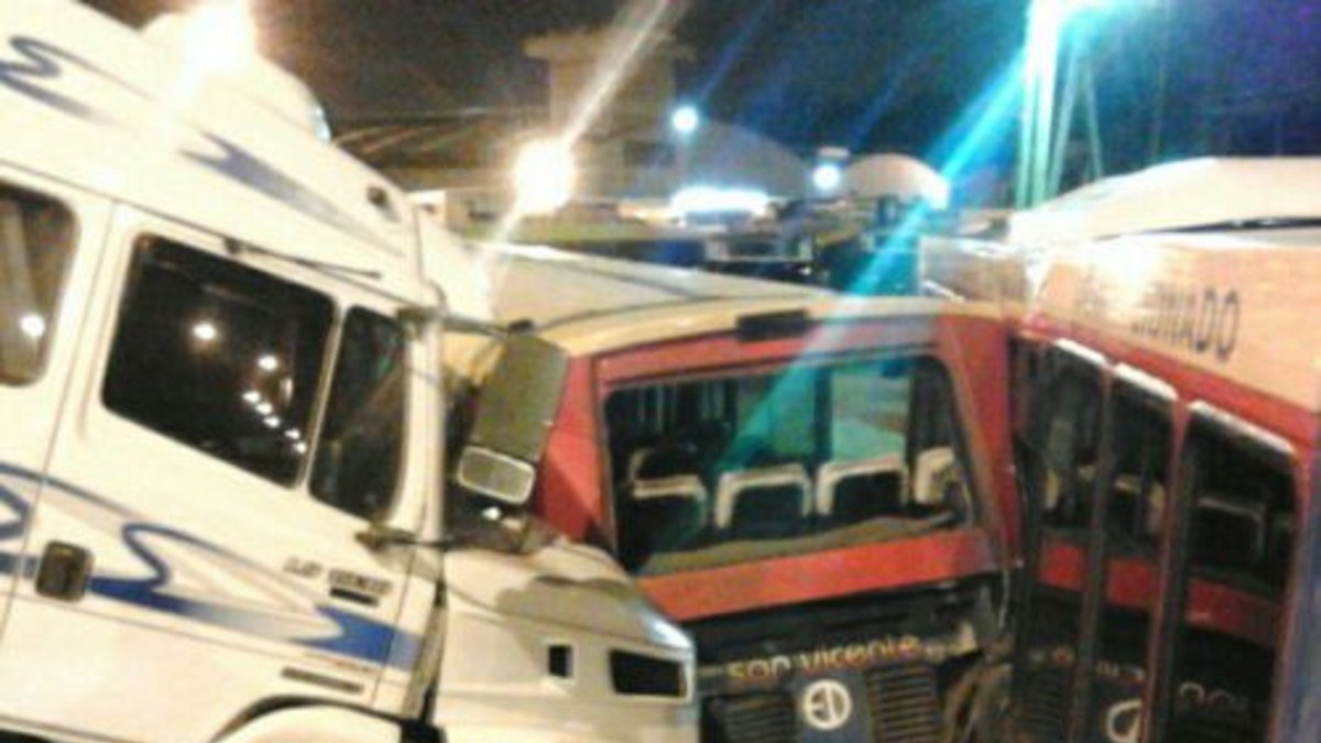 Camión cayó del puente y aplastó dos colectivos