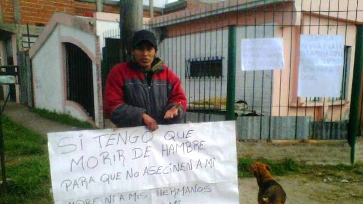 Un joven se encadenó a un poste para que la tía le devuelva la casa a su madre