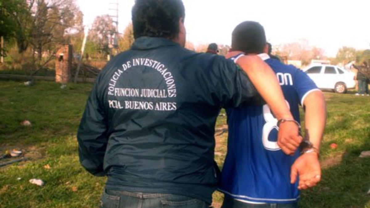 Detienen a dos ladrones tras tiroteo y persecución