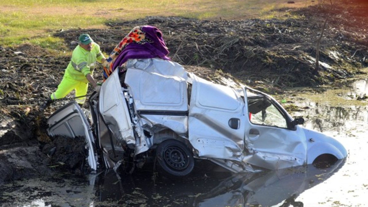 Chocó contra un auto y terminó en una zanja